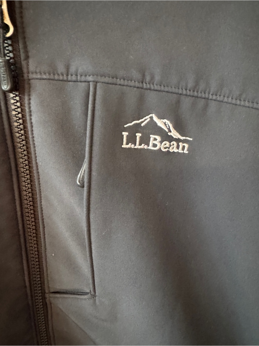 L.L. Bean Men's Windproof Softshell Jacket
Size Large - Picture 4 of 7